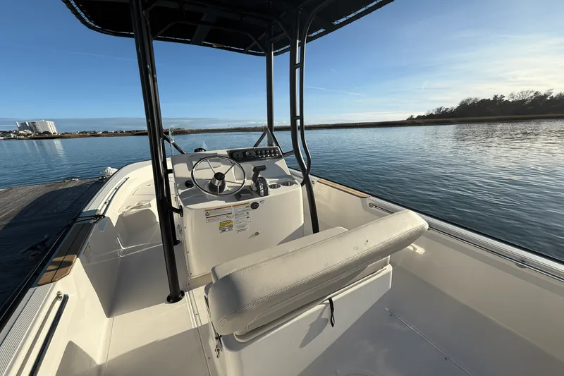 Slide: The Image of Boston Whaler 190 Montauk 2025 - 12