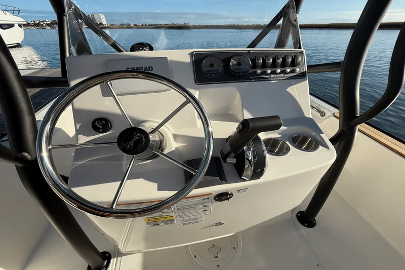 Slide: The Image of Boston Whaler 190 Montauk 2025 - 14