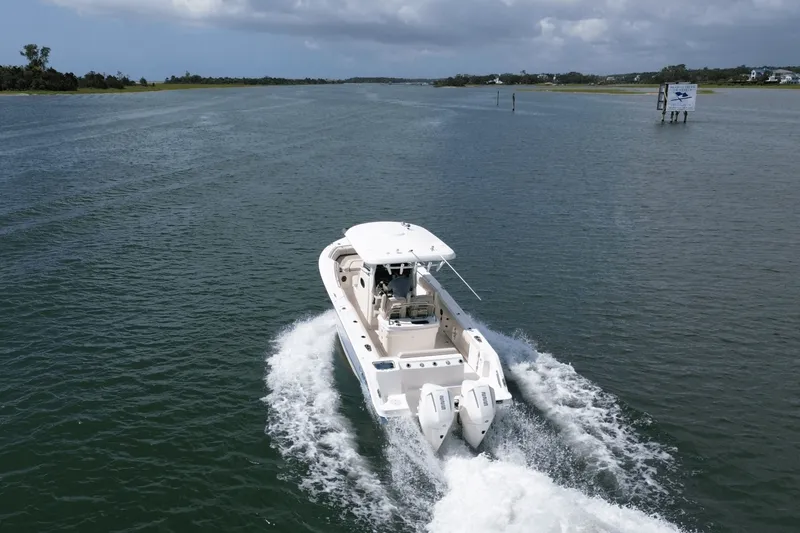 Slide: The Image of Boston Whaler 250 OUTRAGE 2024 - 13