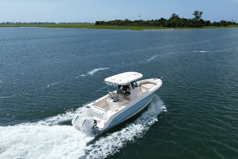 Slide: The Image of Boston Whaler 250 OUTRAGE 2024 - 14