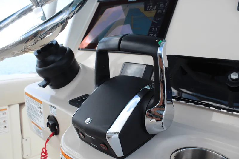 Slide: The Image of Boston Whaler 250 OUTRAGE 2024 - 18