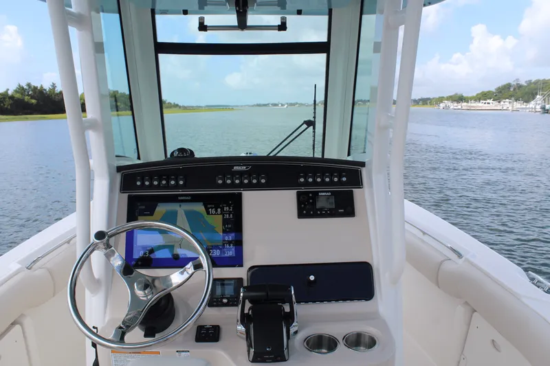 Slide: The Image of Boston Whaler 250 OUTRAGE 2024 - 22