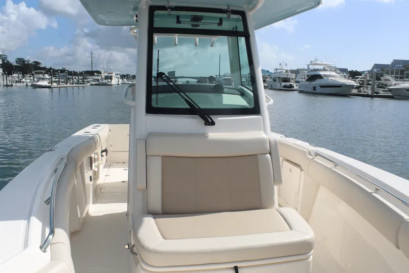 Slide: The Image of Boston Whaler 250 OUTRAGE 2024 - 25