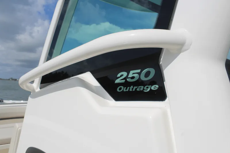 Slide: The Image of Boston Whaler 250 OUTRAGE 2024 - 26