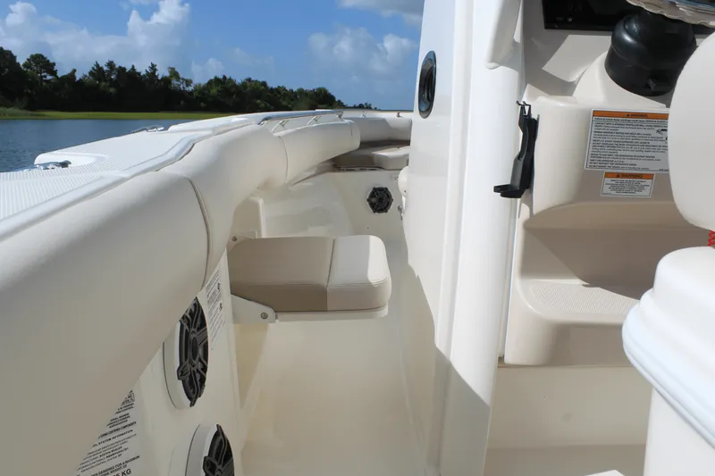 Slide: The Image of Boston Whaler 250 OUTRAGE 2024 - 27