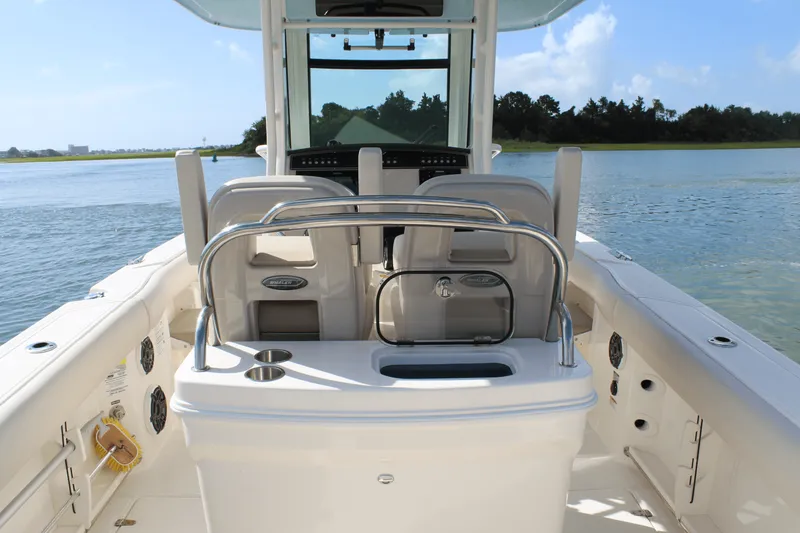 Slide: The Image of Boston Whaler 250 OUTRAGE 2024 - 31