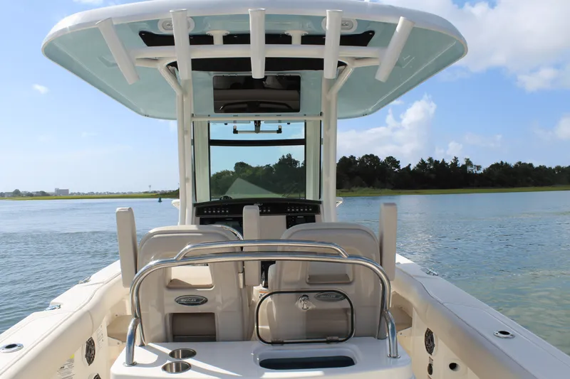 Slide: The Image of Boston Whaler 250 OUTRAGE 2024 - 32