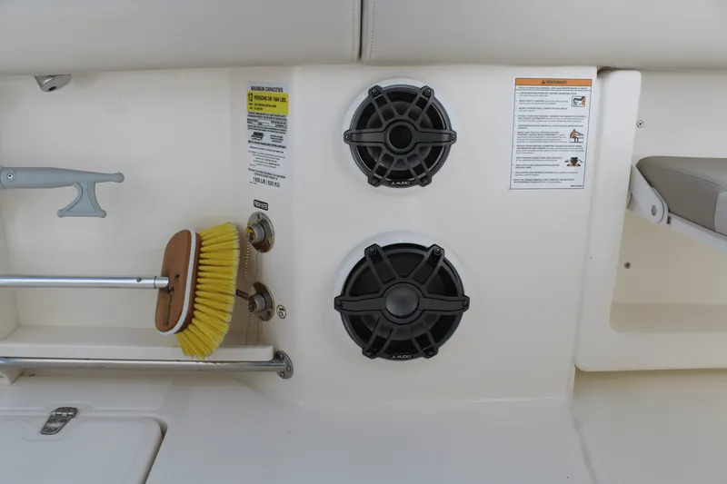 Slide: The Image of Boston Whaler 250 OUTRAGE 2024 - 34