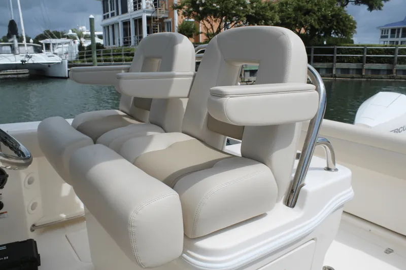 Slide: The Image of Boston Whaler 250 OUTRAGE 2024 - 40
