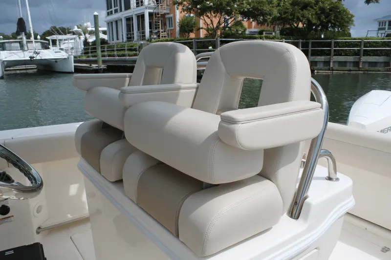 Slide: The Image of Boston Whaler 250 OUTRAGE 2024 - 41