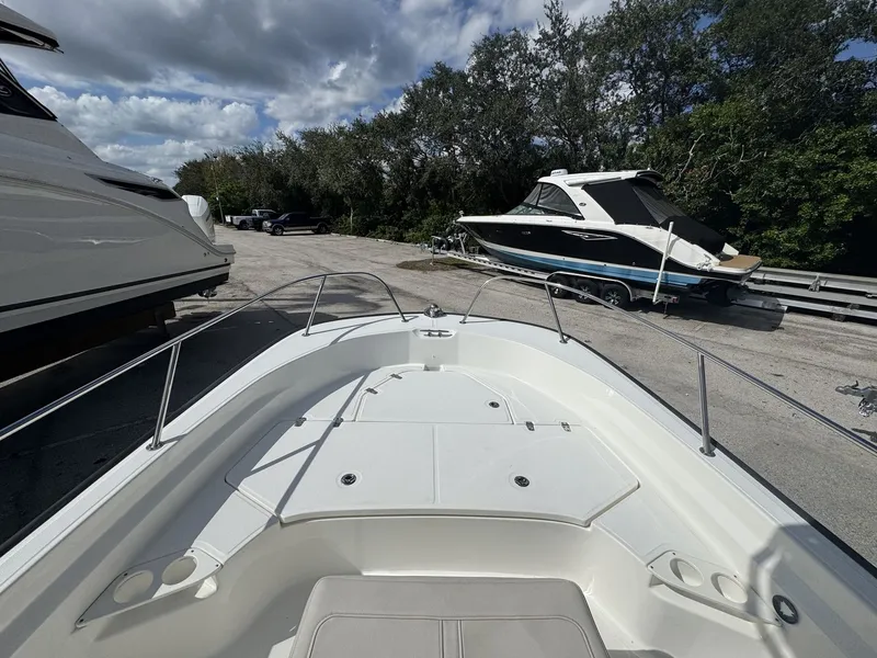 Slide: The Image of Boston Whaler 190 MONTAUK 2022 - 16