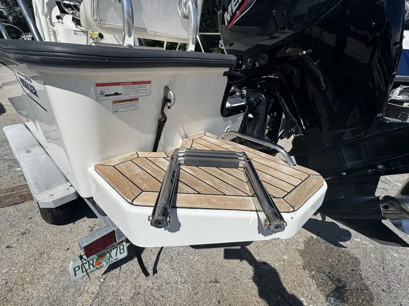 Slide: The Image of Boston Whaler 190 MONTAUK 2022 - 18