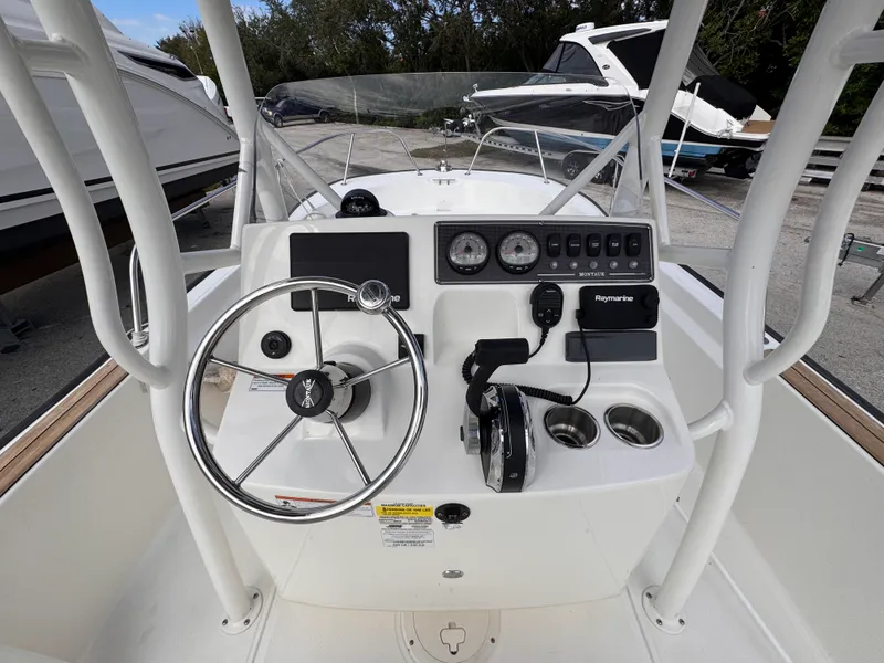 Slide: The Image of Boston Whaler 190 MONTAUK 2022 - 6