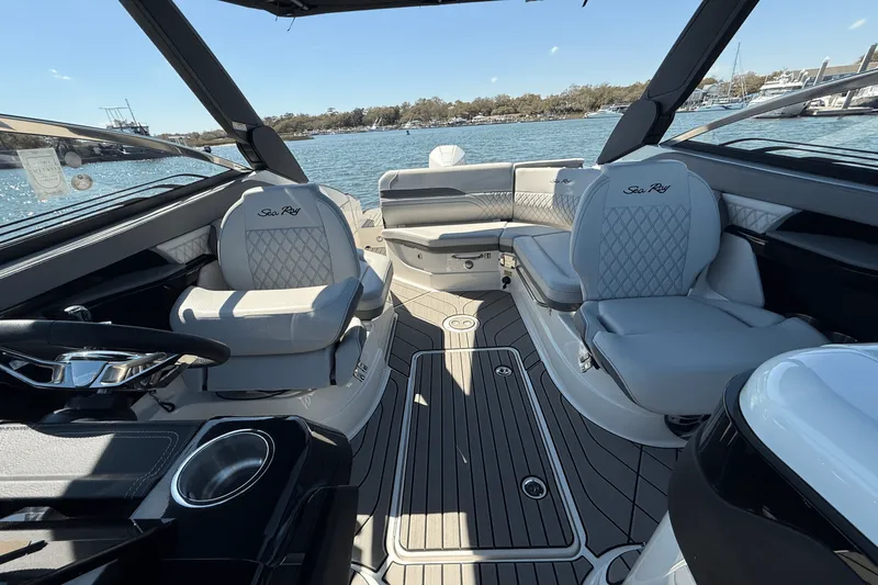 Slide: The Image of Sea Ray SLX 260 Outboard 2025 - 11