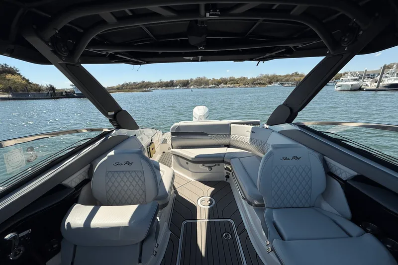 Slide: The Image of Sea Ray SLX 260 Outboard 2025 - 12