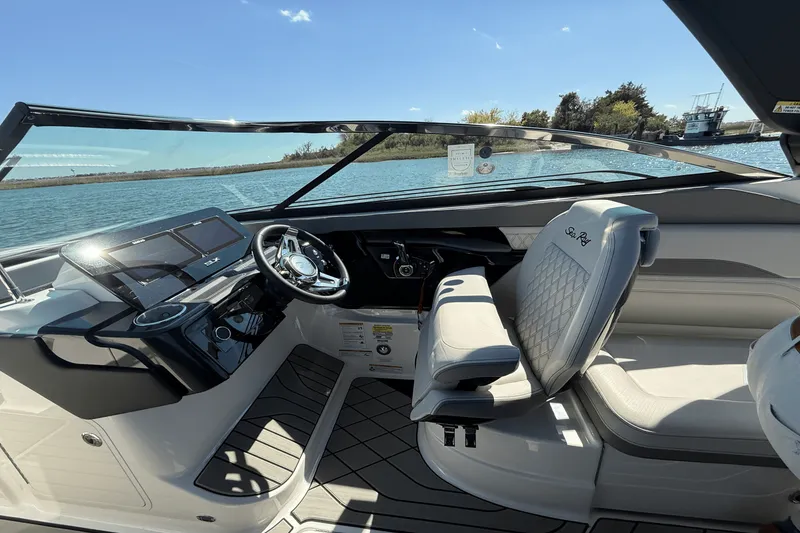 Slide: The Image of Sea Ray SLX 260 Outboard 2025 - 13