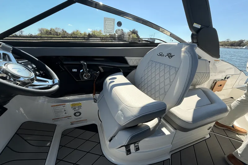 Slide: The Image of Sea Ray SLX 260 Outboard 2025 - 14