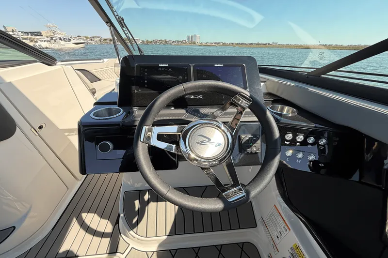 Slide: The Image of Sea Ray SLX 260 Outboard 2025 - 15