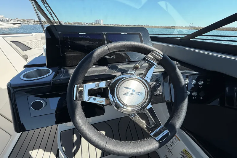 Slide: The Image of Sea Ray SLX 260 Outboard 2025 - 17