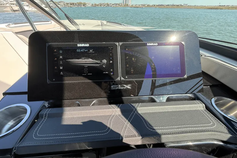 Slide: The Image of Sea Ray SLX 260 Outboard 2025 - 18