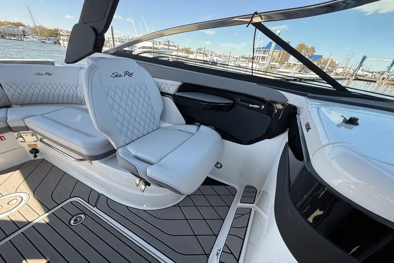 Slide: The Image of Sea Ray SLX 260 Outboard 2025 - 19