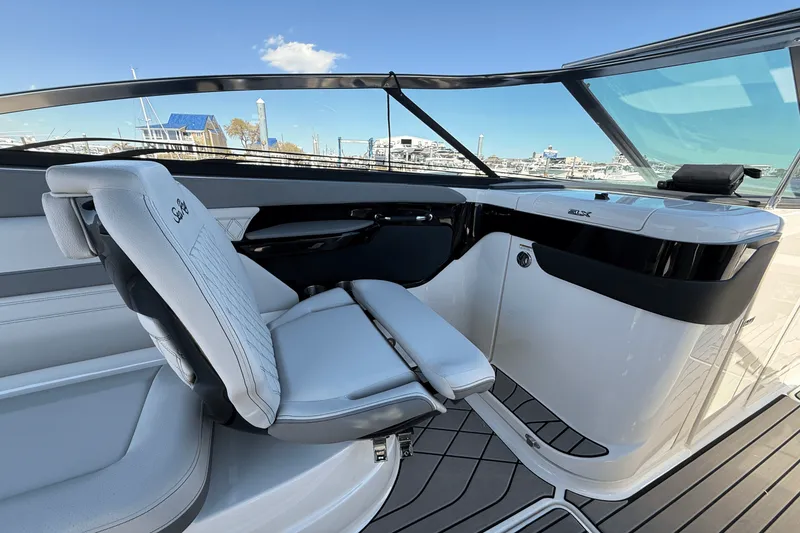 Slide: The Image of Sea Ray SLX 260 Outboard 2025 - 20