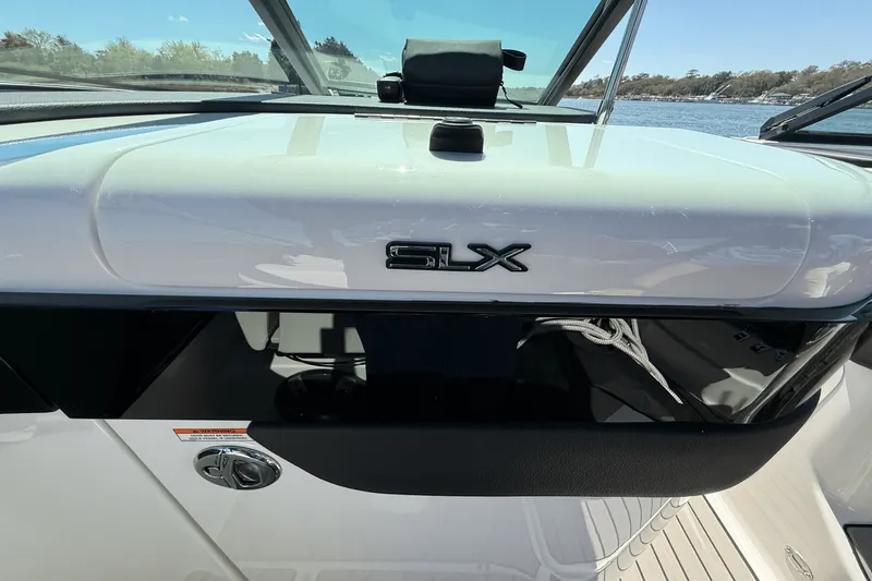 Slide: The Image of Sea Ray SLX 260 Outboard 2025 - 21