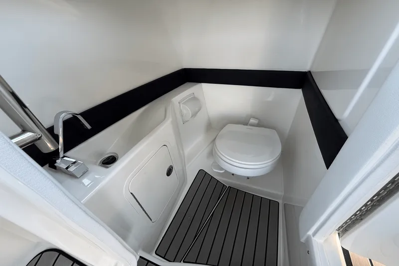 Slide: The Image of Sea Ray SLX 260 Outboard 2025 - 22