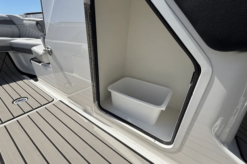 Slide: The Image of Sea Ray SLX 260 Outboard 2025 - 23