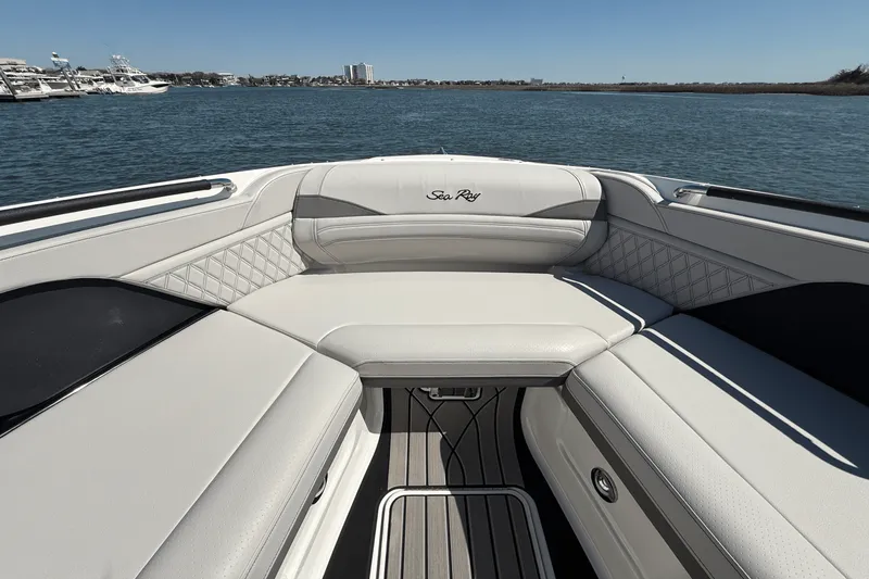 Slide: The Image of Sea Ray SLX 260 Outboard 2025 - 25