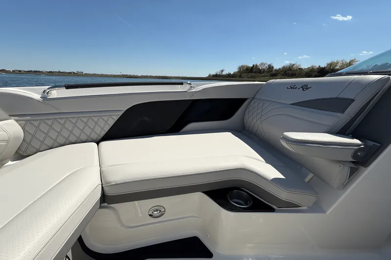 Slide: The Image of Sea Ray SLX 260 Outboard 2025 - 26