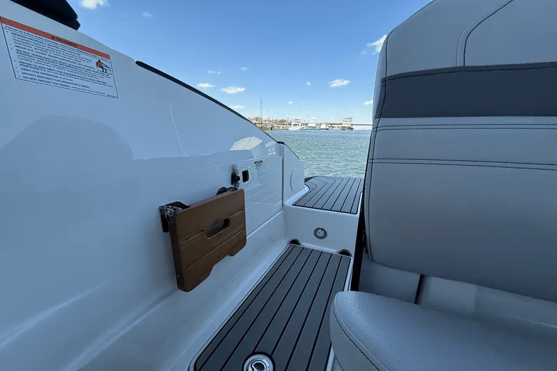 Slide: The Image of Sea Ray SLX 260 Outboard 2025 - 7