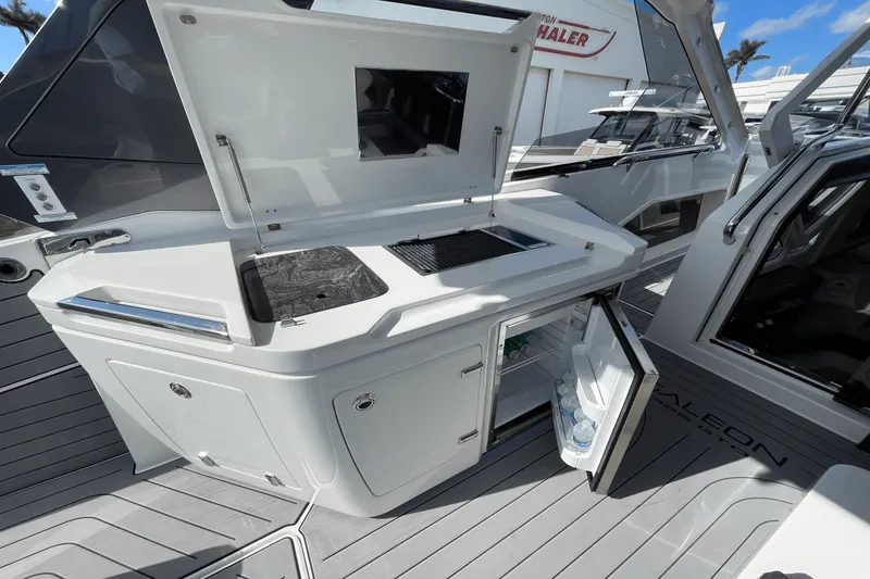Slide: The Image of Galeon 325 GTO 2023 - 12