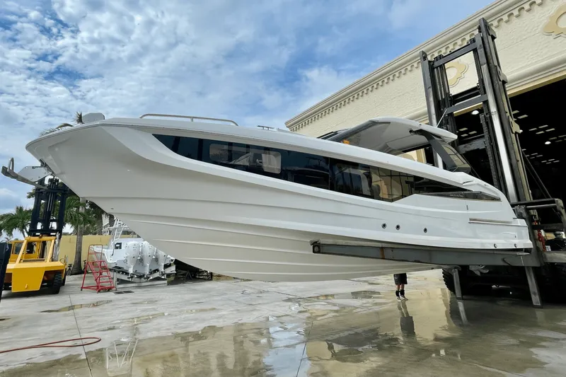 Slide: The Image of Galeon 325 GTO 2023 - 5