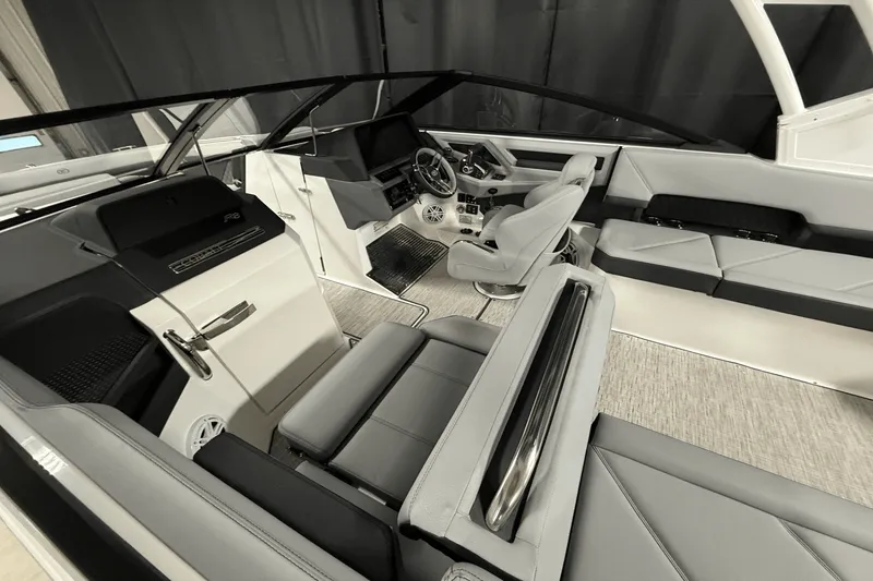 Slide: The Image of Cobalt R8 Outboard 2025 - 10