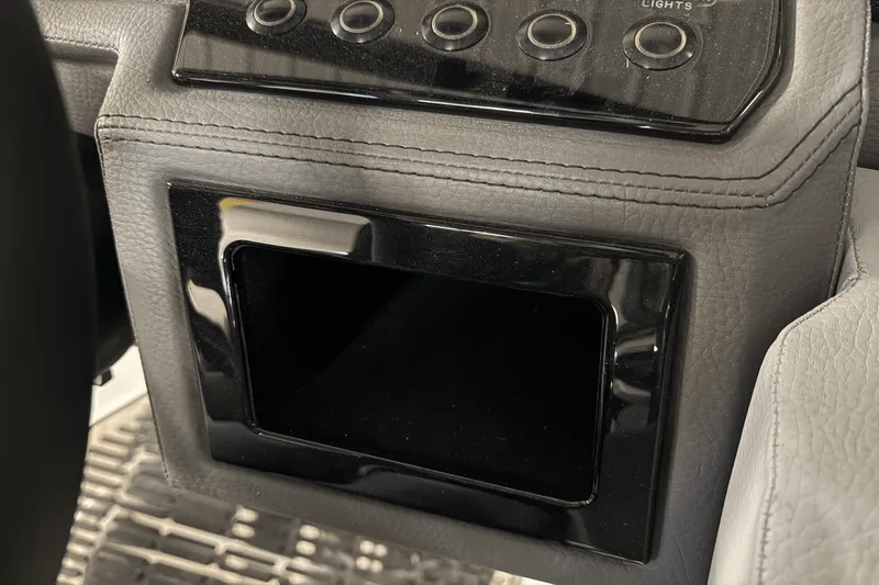 Slide: The Image of Cobalt R8 Outboard 2025 - 100