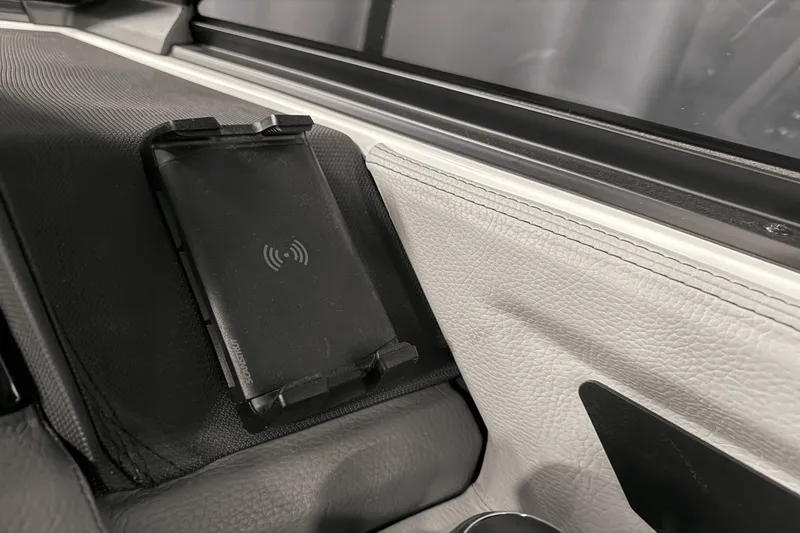 Slide: The Image of Cobalt R8 Outboard 2025 - 101