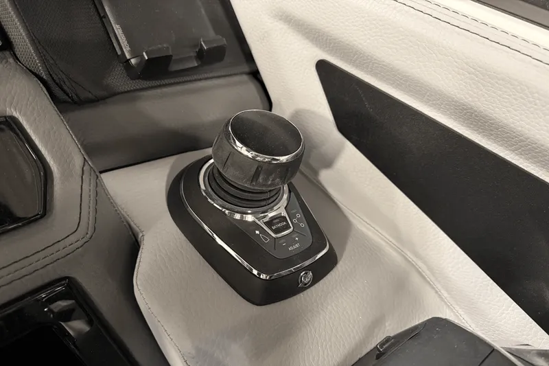 Slide: The Image of Cobalt R8 Outboard 2025 - 102