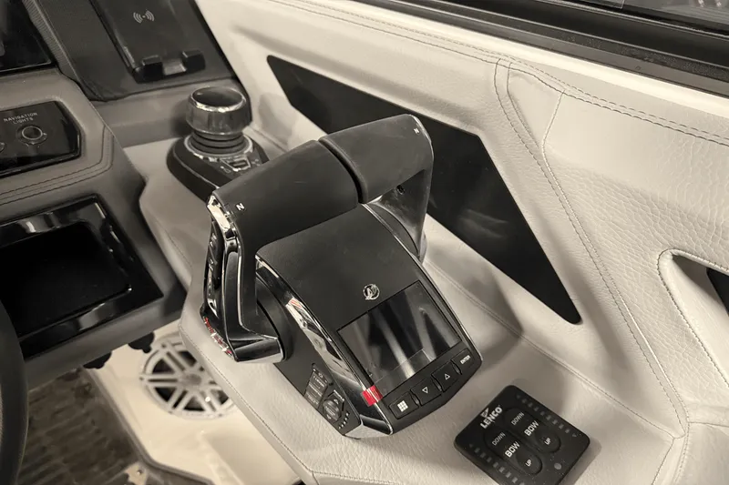 Slide: The Image of Cobalt R8 Outboard 2025 - 103