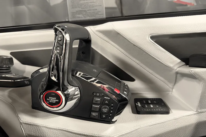 Slide: The Image of Cobalt R8 Outboard 2025 - 104