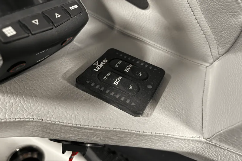 Slide: The Image of Cobalt R8 Outboard 2025 - 105