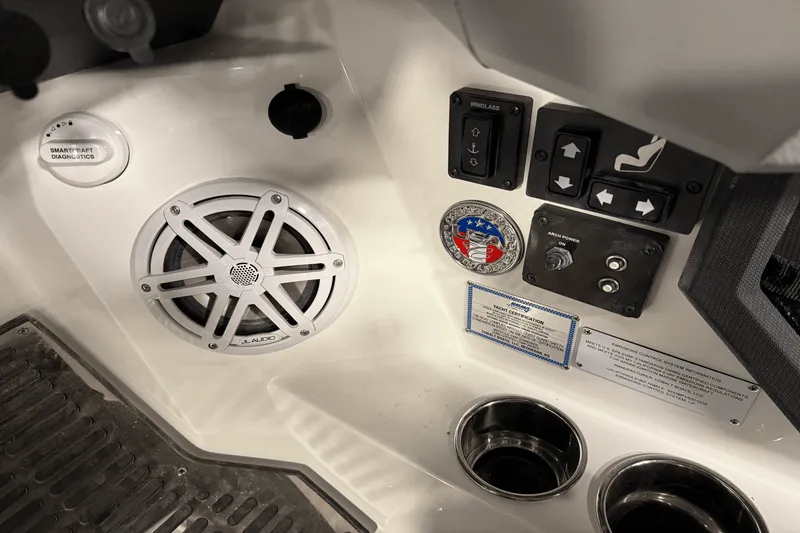 Slide: The Image of Cobalt R8 Outboard 2025 - 106