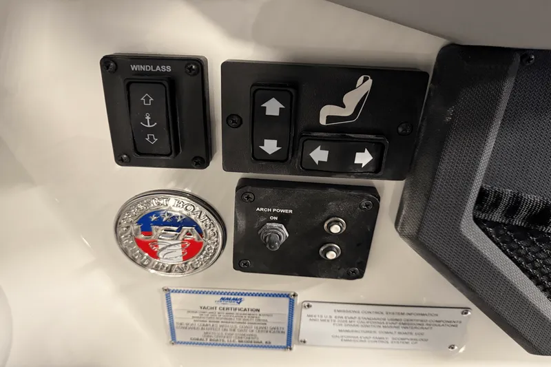 Slide: The Image of Cobalt R8 Outboard 2025 - 107