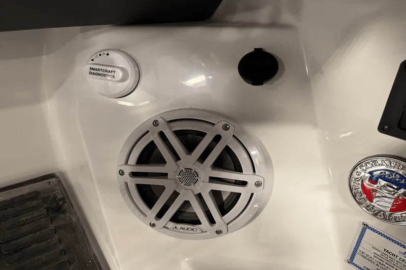 Slide: The Image of Cobalt R8 Outboard 2025 - 108