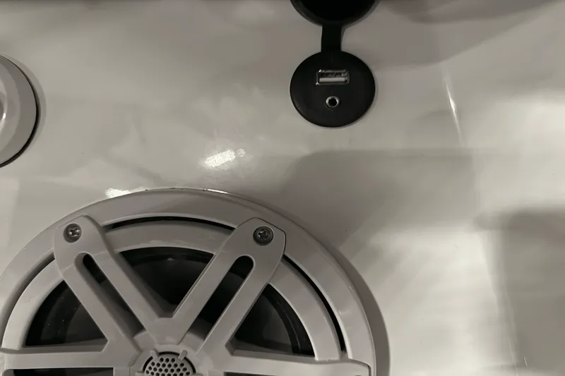 Slide: The Image of Cobalt R8 Outboard 2025 - 109