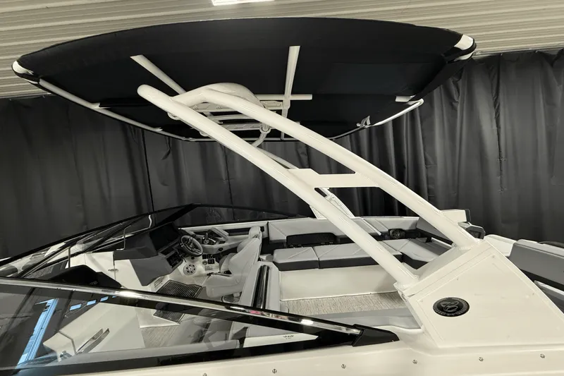 Slide: The Image of Cobalt R8 Outboard 2025 - 11