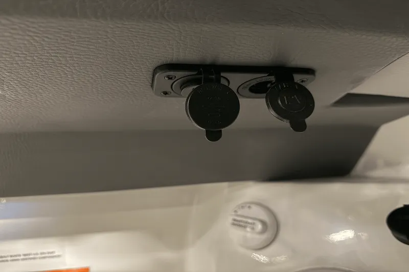 Slide: The Image of Cobalt R8 Outboard 2025 - 110