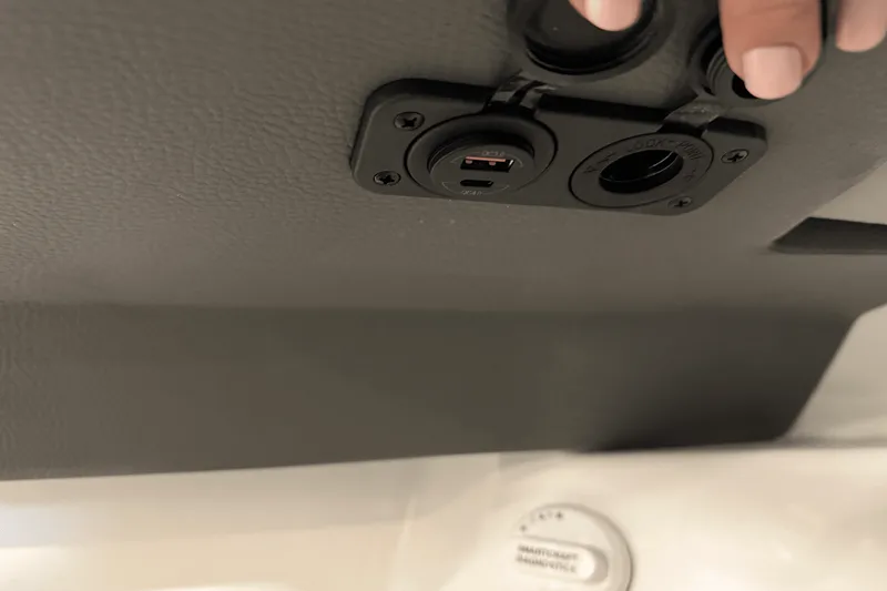 Slide: The Image of Cobalt R8 Outboard 2025 - 111