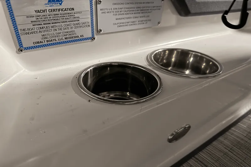 Slide: The Image of Cobalt R8 Outboard 2025 - 113