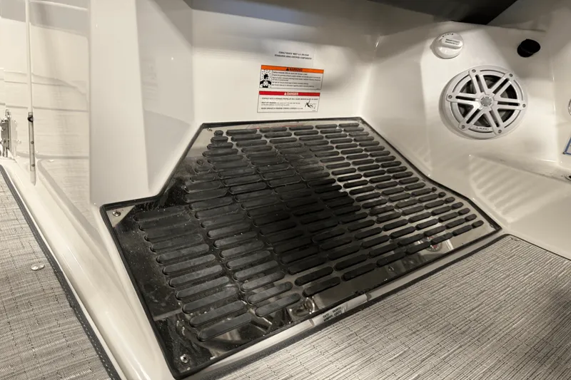 Slide: The Image of Cobalt R8 Outboard 2025 - 114